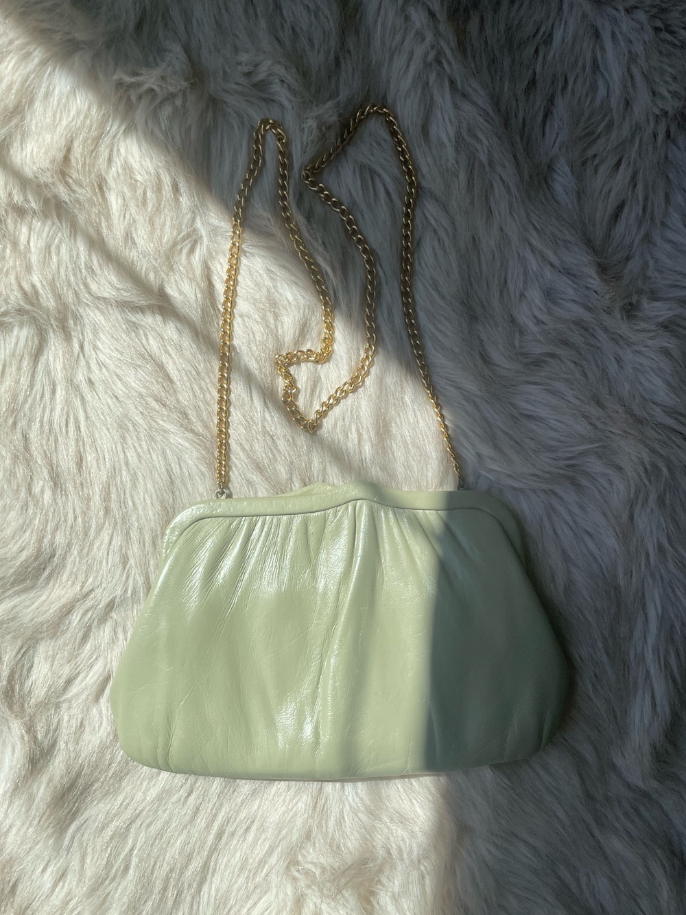 Vintage Cream Leather Crossbody Bag with Gold Chain - Picture 2 of 3